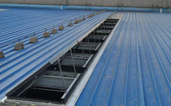 某城市大型商业综合体中庭格尔木排烟窗工程