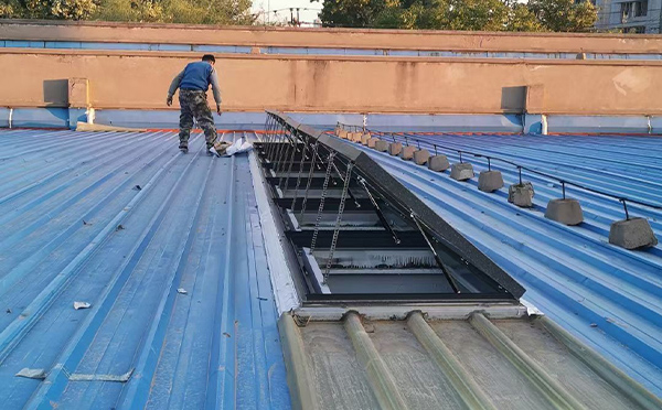 某区域性物流仓储中心格尔木排烟窗系统安装项目